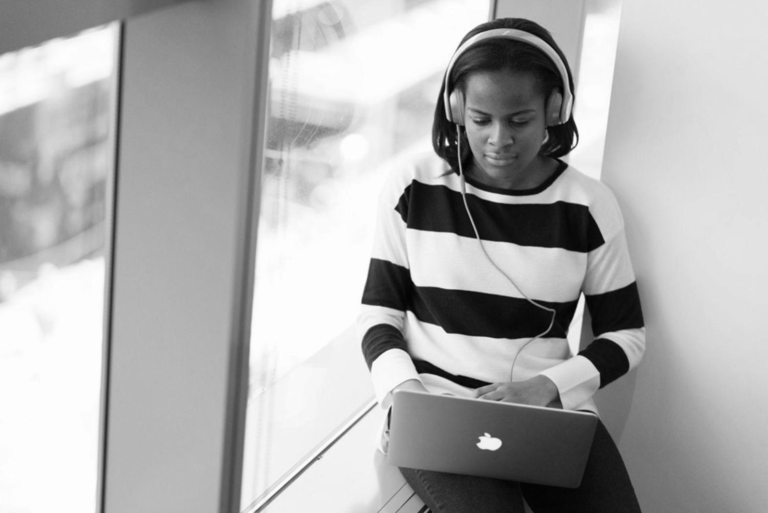 Strumenti di scrittura disposti su una scrivania