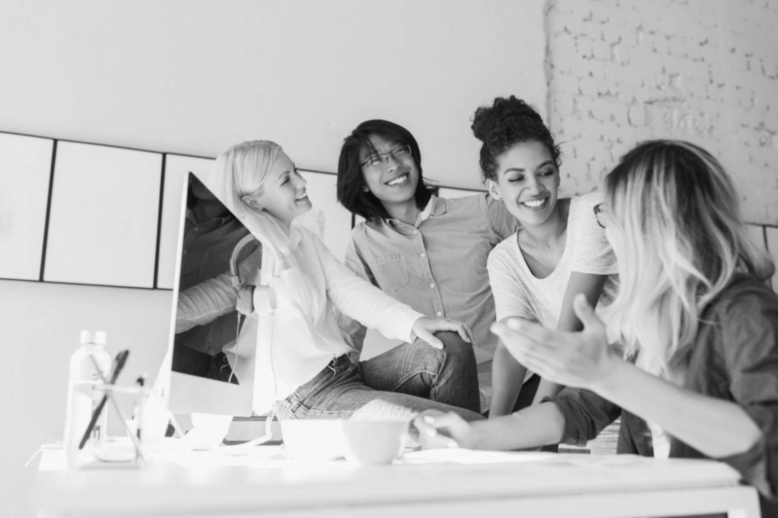 Mani che sfogliano un album fotografico