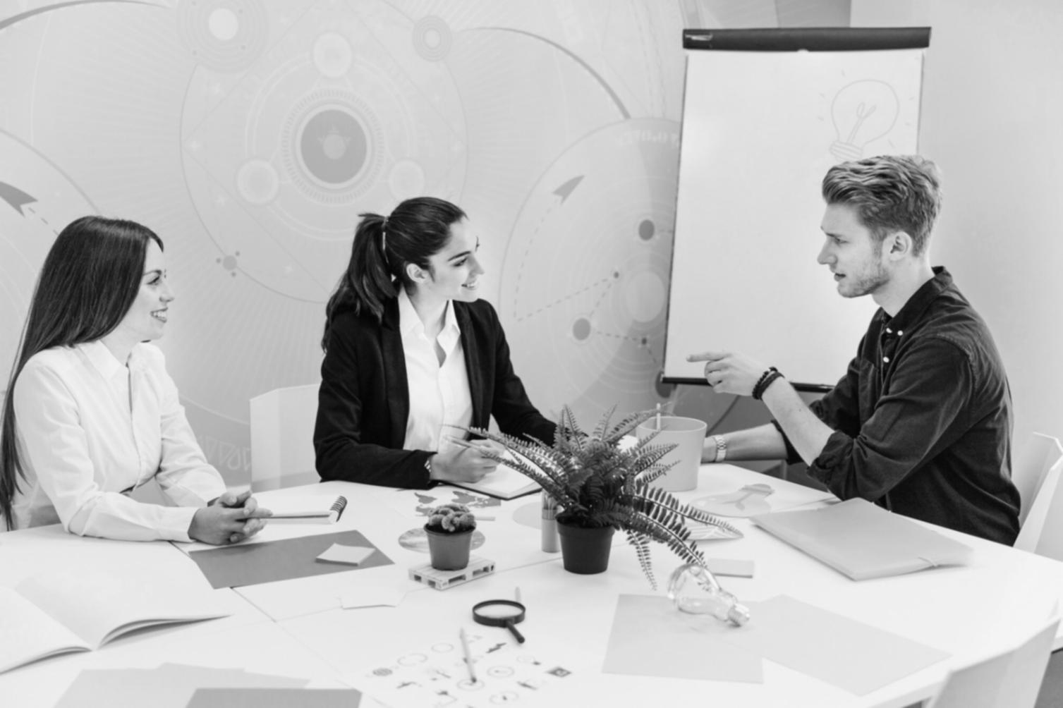 Scrivania con fogli sparsi e note scritte a mano