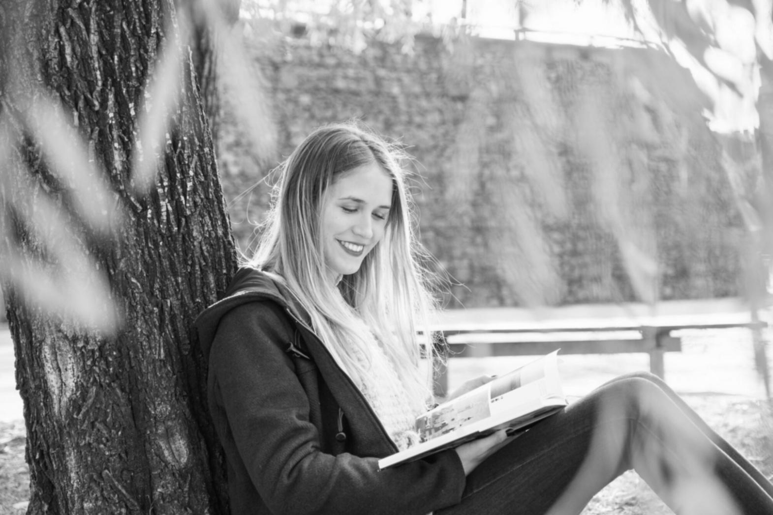 Studenti che lavorano sui loro progetti di scrittura autobiografica