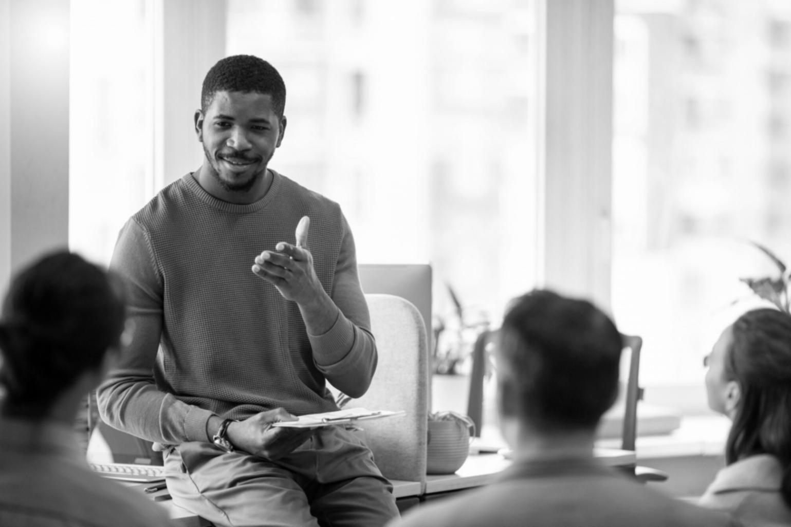 Sessione di scrittura creativa con materiali di lavoro